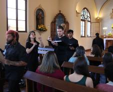 E nesta segunda-feira (12), foi a vez do Coro do CEP se apresentar na Capela da Glória na capital paranaense. O grupo musical do CEP é uma das atrações da programação da Semana Cultural preparada para Festa da Glória, promovida pela paróquia.
A apresentação do Coro, com direção de Isabel Gabiatti, contou com a presença da Diretora Geral do CEP, Tânia Maria Acco. 