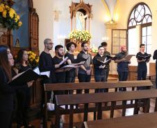 E nesta segunda-feira (12), foi a vez do Coro do CEP se apresentar na Capela da Glória na capital paranaense. O grupo musical do CEP é uma das atrações da programação da Semana Cultural preparada para Festa da Glória, promovida pela paróquia.
A apresentação do Coro, com direção de Isabel Gabiatti, contou com a presença da Diretora Geral do CEP, Tânia Maria Acco. 