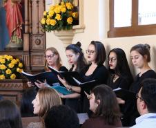 E nesta segunda-feira (12), foi a vez do Coro do CEP se apresentar na Capela da Glória na capital paranaense. O grupo musical do CEP é uma das atrações da programação da Semana Cultural preparada para Festa da Glória, promovida pela paróquia.
A apresentação do Coro, com direção de Isabel Gabiatti, contou com a presença da Diretora Geral do CEP, Tânia Maria Acco. 