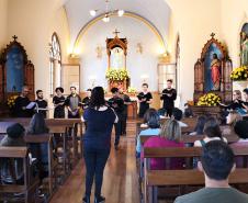 E nesta segunda-feira (12), foi a vez do Coro do CEP se apresentar na Capela da Glória na capital paranaense. O grupo musical do CEP é uma das atrações da programação da Semana Cultural preparada para Festa da Glória, promovida pela paróquia.
A apresentação do Coro, com direção de Isabel Gabiatti, contou com a presença da Diretora Geral do CEP, Tânia Maria Acco. 