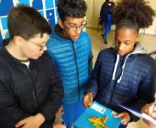 Alguns mapas elaborados por estudantes do Ensino Fundamental, nas aulas de Geografia, estão chamando atenção de todos que passam pelo corredor do 1° piso do prédio central do Colégio Estadual do Paraná (CEP-CEP). 