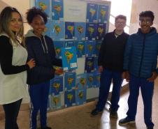 Alguns mapas elaborados por estudantes do Ensino Fundamental, nas aulas de Geografia, estão chamando atenção de todos que passam pelo corredor do 1° piso do prédio central do Colégio Estadual do Paraná (CEP-CEP). 