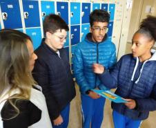 Alguns mapas elaborados por estudantes do Ensino Fundamental, nas aulas de Geografia, estão chamando atenção de todos que passam pelo corredor do 1° piso do prédio central do Colégio Estadual do Paraná (CEP-CEP). 