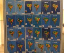 Alguns mapas elaborados por estudantes do Ensino Fundamental, nas aulas de Geografia, estão chamando atenção de todos que passam pelo corredor do 1° piso do prédio central do Colégio Estadual do Paraná (CEP-CEP). 
