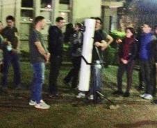 A noite de observações astronômicas abertas para a comunidade contou, no último sábado (17), com a cobertura jornalística da TV Paraná Turismo, que realizou os registros das atividades coordenadas pelos membros do Clube de Astronomia do Colégio Estadual do Paraná (CECEP).