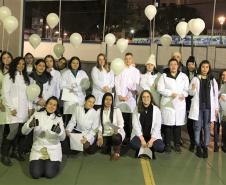 Os balões brancos que subiram ao céu na noite desta segunda-feira (19) foram uma forma singela que os alunos e alunas do Curso Técnico em Saúde Bucal do Colégio Estadual do Paraná encontraram para homenagear a colega de curso Daine Fitz Desplanches Bomfim, 21 anos. 