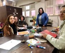 Os trabalhos em exibição foram produzidos com orientação da professora Margarete Schaffer, que há quase 13 anos acompanha os aprendizes no desenvolvimento de técnicas em trabalhos de artes plásticas no Colégio.