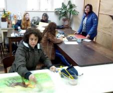 Os trabalhos em exibição foram produzidos com orientação da professora Margarete Schaffer, que há quase 13 anos acompanha os aprendizes no desenvolvimento de técnicas em trabalhos de artes plásticas no Colégio.