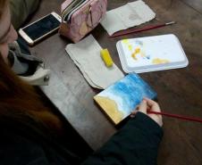 Os resultados se mostram com uma explosão de cores que ganham formas nas telas e ocupam os espaços brancos do papel.
