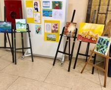 Quem passa pelo corredor do 1° piso do prédio central do Colégio Estadual do Paraná (CEP-CEP) já percebeu que há uma mostra de telas montada sobre cavaletes e desenhos afixados no mural. A exposição apresenta alguns trabalhos feitos por estudantes do CEP e por pessoas da comunidade que participam dos Modulados de Desenho Artístico e de Pintura, ofertados na Escolinha de Arte.