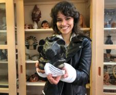 Ex-aluna do Colégio Estadual do Paraná (CEP), a modelo fotográfico Giovanna Festa Massaneiro, de 23 anos, que atualmente segue carreira internacional, chegou de surpresa, nesta segunda-feira (26), para visitar seus ex-professores e funcionários na Escolinha de Arte do CEP.