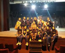 Alunos e alunas em formação no Curso Médio Integrado em Teatro do Colégio Estadual do Paraná (CEP) visitaram o Teatro Guaíra, em Curitiba.