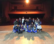 Alunos e alunas em formação no Curso Médio Integrado em Teatro do Colégio Estadual do Paraná (CEP) visitaram o Teatro Guaíra, em Curitiba.