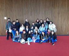 Alunos e alunas em formação no Curso Médio Integrado em Teatro do Colégio Estadual do Paraná (CEP) visitaram o Teatro Guaíra, em Curitiba.