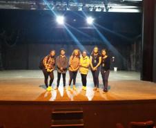 Alunos e alunas em formação no Curso Médio Integrado em Teatro do Colégio Estadual do Paraná (CEP) visitaram o Teatro Guaíra, em Curitiba.