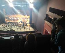 Alunos e alunas em formação no Curso Médio Integrado em Teatro do Colégio Estadual do Paraná (CEP) visitaram o Teatro Guaíra, em Curitiba.