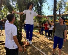 Estudantes do Colégio Estadual do Paraná (CEP) estão experimentando o slackline nas aulas curriculares de Educação Física. A missão é andar sobre uma fita esticada, suspensa do solo em aproximadamente um metro de altura, permitindo assim que o aluno e aluna pisem firme para avançar de um lado para outro sem cair e até possibilitar a execução de algumas acrobacias. 