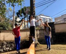 Estudantes do Colégio Estadual do Paraná (CEP) estão experimentando o slackline nas aulas curriculares de Educação Física. A missão é andar sobre uma fita esticada, suspensa do solo em aproximadamente um metro de altura, permitindo assim que o aluno e aluna pisem firme para avançar de um lado para outro sem cair e até possibilitar a execução de algumas acrobacias. 