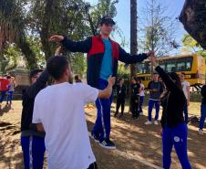 Estudantes do Colégio Estadual do Paraná (CEP) estão experimentando o slackline nas aulas curriculares de Educação Física. A missão é andar sobre uma fita esticada, suspensa do solo em aproximadamente um metro de altura, permitindo assim que o aluno e aluna pisem firme para avançar de um lado para outro sem cair e até possibilitar a execução de algumas acrobacias. 