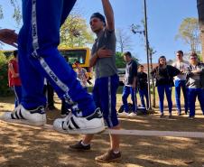 Estudantes do Colégio Estadual do Paraná (CEP) estão experimentando o slackline nas aulas curriculares de Educação Física. A missão é andar sobre uma fita esticada, suspensa do solo em aproximadamente um metro de altura, permitindo assim que o aluno e aluna pisem firme para avançar de um lado para outro sem cair e até possibilitar a execução de algumas acrobacias. 