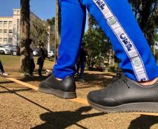 Estudantes do Colégio Estadual do Paraná (CEP) estão experimentando o slackline nas aulas curriculares de Educação Física. A missão é andar sobre uma fita esticada, suspensa do solo em aproximadamente um metro de altura, permitindo assim que o aluno e aluna pisem firme para avançar de um lado para outro sem cair e até possibilitar a execução de algumas acrobacias. 