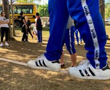 Estudantes do Colégio Estadual do Paraná (CEP) estão experimentando o slackline nas aulas curriculares de Educação Física. A missão é andar sobre uma fita esticada, suspensa do solo em aproximadamente um metro de altura, permitindo assim que o aluno e aluna pisem firme para avançar de um lado para outro sem cair e até possibilitar a execução de algumas acrobacias. 