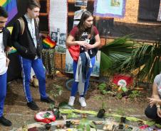 Na última sexta-feira (30), os estudantes do 2° e 3° anos do Ensino Médio, no Colégio Estadual do Paraná (CEP-CEP e do CEP-Amâncio), participaram da 18a Jornada de Agroecologia, um evento que aconteceu na Reitoria da Universidade Federal do Paraná (UFPR).