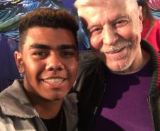 Os estudantes de teatro e de dança do Colégio Estadual do Paraná (CEP) participaram de um encontro com o ator, dramaturgo, diretor, cineasta e escritor Miguel Falabella e com o ator e fundador do Grupo Galpão Eduardo Moreira. O bate-papo com os atores aconteceu durante a II Conversarte, evento realizado no Pátio Batel, em Curitiba, na última segunda-feira (2), que também reuniu estudantes da Escolinha de Arte do CEP.