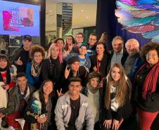 Os estudantes de teatro e de dança do Colégio Estadual do Paraná (CEP) participaram de um encontro com o ator, dramaturgo, diretor, cineasta e escritor Miguel Falabella e com o ator e fundador do Grupo Galpão Eduardo Moreira. O bate-papo com os atores aconteceu durante a II Conversarte, evento realizado no Pátio Batel, em Curitiba, na última segunda-feira (2), que também reuniu estudantes da Escolinha de Arte do CEP.