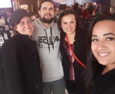 Os estudantes de teatro e de dança do Colégio Estadual do Paraná (CEP) participaram de um encontro com o ator, dramaturgo, diretor, cineasta e escritor Miguel Falabella e com o ator e fundador do Grupo Galpão Eduardo Moreira. O bate-papo com os atores aconteceu durante a II Conversarte, evento realizado no Pátio Batel, em Curitiba, na última segunda-feira (2), que também reuniu estudantes da Escolinha de Arte do CEP.