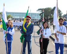 Mantendo a tradição, o Colégio Estadual do Paraná (CEP) abriu, no sábado (7), o desfile cívico-militar em comemoração aos 197 anos da Proclamação da Independência do Brasil. A comunidade estudantil do CEP mostrou na Avenida Cândido de Abreu, no Centro Cívico de Curitiba, alguns dos principais símbolos da sua história centenária, além da sua grandiosidade representada pela força educacional que é referência no estado do Paraná.