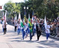 Mantendo a tradição, o Colégio Estadual do Paraná (CEP) abriu, no sábado (7), o desfile cívico-militar em comemoração aos 197 anos da Proclamação da Independência do Brasil. A comunidade estudantil do CEP mostrou na Avenida Cândido de Abreu, no Centro Cívico de Curitiba, alguns dos principais símbolos da sua história centenária, além da sua grandiosidade representada pela força educacional que é referência no estado do Paraná.