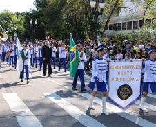 Mantendo a tradição, o Colégio Estadual do Paraná (CEP) abriu, no sábado (7), o desfile cívico-militar em comemoração aos 197 anos da Proclamação da Independência do Brasil. A comunidade estudantil do CEP mostrou na Avenida Cândido de Abreu, no Centro Cívico de Curitiba, alguns dos principais símbolos da sua história centenária, além da sua grandiosidade representada pela força educacional que é referência no estado do Paraná.