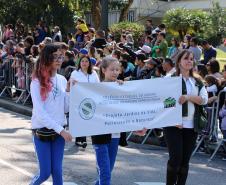 Mantendo a tradição, o Colégio Estadual do Paraná (CEP) abriu, no sábado (7), o desfile cívico-militar em comemoração aos 197 anos da Proclamação da Independência do Brasil. A comunidade estudantil do CEP mostrou na Avenida Cândido de Abreu, no Centro Cívico de Curitiba, alguns dos principais símbolos da sua história centenária, além da sua grandiosidade representada pela força educacional que é referência no estado do Paraná.
