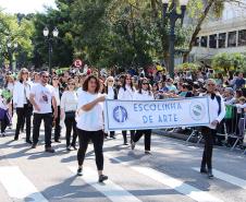 Mantendo a tradição, o Colégio Estadual do Paraná (CEP) abriu, no sábado (7), o desfile cívico-militar em comemoração aos 197 anos da Proclamação da Independência do Brasil. A comunidade estudantil do CEP mostrou na Avenida Cândido de Abreu, no Centro Cívico de Curitiba, alguns dos principais símbolos da sua história centenária, além da sua grandiosidade representada pela força educacional que é referência no estado do Paraná.