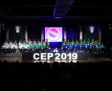 Estudantes do Colégio Estadual do Paraná (CEP), que concluíram a última etapa da formação em Cursos Técnicos Subsequentes do Ensino Profissional, participaram na quinta-feira (5) da cerimônia de Colação de Grau realizada no Teatro Marista Santa Maria, em Curitiba.