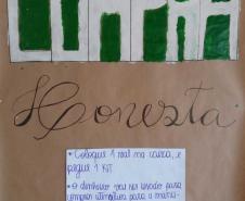 Alface, almeirão, brócolis, escarola, espinafre, couve, salsinha, cheiro-verde e outras verduras e hortaliças foram colhidas, nesta quinta-feira (12), na horta do Colégio Estadual Amâncio Moro (CEP-Amâncio). 