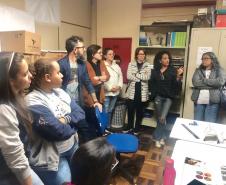 Um grupo composto por 50 estudantes do curso de graduação em Pedagogia da Universidade Estadual de Maringá (UEM) visitou o Colégio Estadual do Paraná (CEP) nesta sexta-feira (13). A inclusão do Colégio no roteiro de visitações aos espaços públicos da capital paranaense tem, entre outros, o objetivo de apresentar aos universitários alguns espaços diferenciados para o desenvolvimento de atividades e projetos pedagógicos.