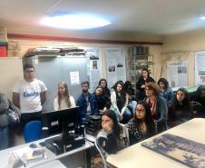Um grupo composto por 50 estudantes do curso de graduação em Pedagogia da Universidade Estadual de Maringá (UEM) visitou o Colégio Estadual do Paraná (CEP) nesta sexta-feira (13). A inclusão do Colégio no roteiro de visitações aos espaços públicos da capital paranaense tem, entre outros, o objetivo de apresentar aos universitários alguns espaços diferenciados para o desenvolvimento de atividades e projetos pedagógicos.