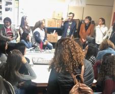 Um grupo composto por 50 estudantes do curso de graduação em Pedagogia da Universidade Estadual de Maringá (UEM) visitou o Colégio Estadual do Paraná (CEP) nesta sexta-feira (13). A inclusão do Colégio no roteiro de visitações aos espaços públicos da capital paranaense tem, entre outros, o objetivo de apresentar aos universitários alguns espaços diferenciados para o desenvolvimento de atividades e projetos pedagógicos.