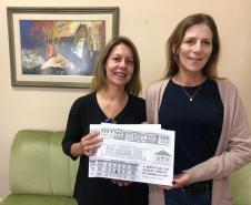 O prédio histórico do Colégio Estadual do Paraná, fundado em 1950, está em destaque no livro “A Arquitetura das Escolas Públicas do Paraná (1853-1955), da arquiteta e pesquisadora Elizabeth Amorim de Castro. Dois exemplares da edição foram repassados, nesta sexta-feira (20), para a Diretora Geral do CEP, Tânia Maria Acco, que fará a inclusão dos originais no acervo da Biblioteca do CEP.