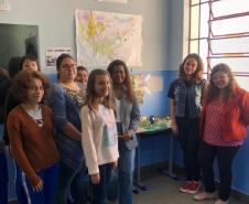 Os estudantes do Centro de Línguas Estrangeiras Modernas (CELEM) estão aprendendo em francês algumas lições sobre urbanidade, cidadania e ocupação consciente dos espaços públicos. A atividade que também serve para aumentar a consciência ambiental nas cidades foi desenvolvida durante as aulas de Francês, no Colégio Estadual Conselheiro Zacarias (CEP-Zacarias), com orientações da professora Fabíola-Davis Siquara Amaral.