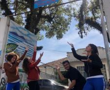 Os estudantes do Centro de Línguas Estrangeiras Modernas (CELEM) estão aprendendo em francês algumas lições sobre urbanidade, cidadania e ocupação consciente dos espaços públicos. A atividade que também serve para aumentar a consciência ambiental nas cidades foi desenvolvida durante as aulas de Francês, no Colégio Estadual Conselheiro Zacarias (CEP-Zacarias), com orientações da professora Fabíola-Davis Siquara Amaral.
