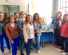 Os estudantes do Centro de Línguas Estrangeiras Modernas (CELEM) estão aprendendo em francês algumas lições sobre urbanidade, cidadania e ocupação consciente dos espaços públicos. A atividade que também serve para aumentar a consciência ambiental nas cidades foi desenvolvida durante as aulas de Francês, no Colégio Estadual Conselheiro Zacarias (CEP-Zacarias), com orientações da professora Fabíola-Davis Siquara Amaral.