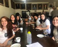 As estudantes do Colégio Estadual do Paraná (CEP) encantaram 35 poetas que estavam presentes no evento solene de declamações, organizado no Centro de Letras do Paraná (CLP). As declamações foram feitas pelas alunas: Alana Cristina Santos (9°B); Rafaela de Lima (9°B); Camila de Oliveira (9°B); Júlia Medeiros (9°B); Júlia Nascimento (9°B); Giulia Sabino (9°B); Isabelle da Silva (8°C); e Martina Gabriella Krieger (2°TT).