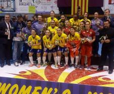 A professora Daniely de Quadros, 35 anos, tornou-se uma inspiração para as estudantes do Colégio Estadual do Paraná (CEP). A “profe Dany”, como é chamada por suas alunas, se consagrou campeã mundial de futsal no torneio realizado em Barcelona, na Espanha. Ela atuou como auxiliar técnica da Seleção Brasileira Feminina de Futsal´, da Associação Mundial de Futebol de Salão (AMF).