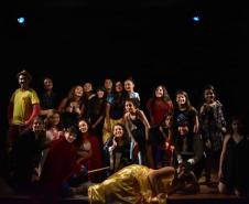 O elenco é formado por 20 estudantes do Modulado Grutinha, ofertado na Escolinha de Arte do CEP. São atores e atrizes que se preparam para mostrar mais essa história criativa aos estudantes das escolas Municipais e, no Festival de Teatro de Pinhais, ao público de uma escola do município metropolitano de Piraquara. Além dessas, outras apresentações serão programadas ainda para este semestre.