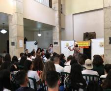 De 23 a 25 de outubro, a semana foi de muita contação de histórias nas unidades de atendimento do Colégio Estadual do Paraná (CEP). A ação coordenada pelo Pertencep, que desenvolve a história e o pertencimento da comunidade estudantil pela divulgação da memória material e imaterial do Colégio, foi apresentada aos estudantes nas unidades de atendimento do CEP-Tiradentes, CEP-Amâncio e também no CEP-CEP.