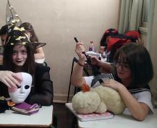 Em algumas unidades de atendimento do Colégio Estadual do Paraná (CEP), os estudantes fantasiados comemoraram o “Dia das Bruxas” na tradicional festa do Halloween, celebrada em diversos países nesta quinta-feira (31).