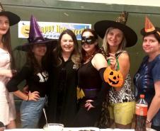 Em algumas unidades de atendimento do Colégio Estadual do Paraná (CEP), os estudantes fantasiados comemoraram o “Dia das Bruxas” na tradicional festa do Halloween, celebrada em diversos países nesta quinta-feira (31).